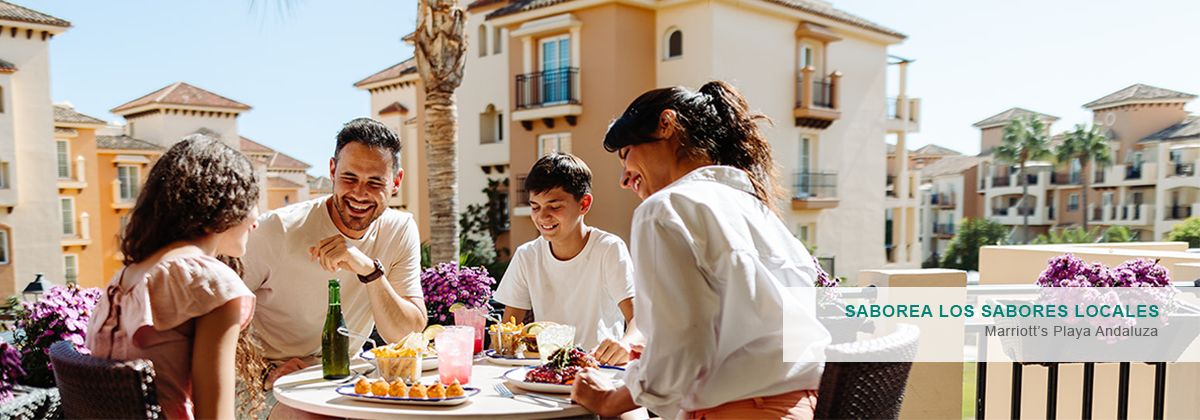 familia disfrutando de la comida local al aire libre