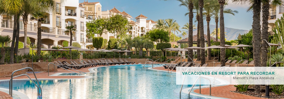 Una vista aérea de un resort premium en España con terrazas con vistas al mar.