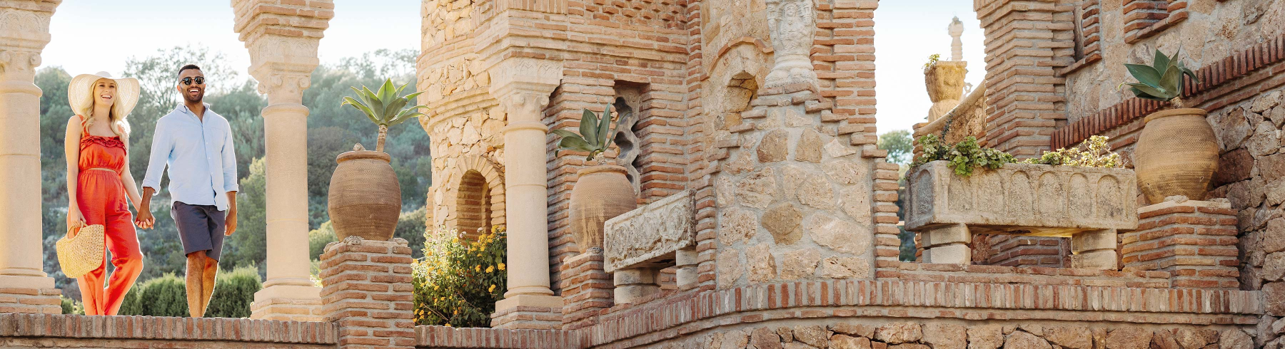 Couple explorant en vacances