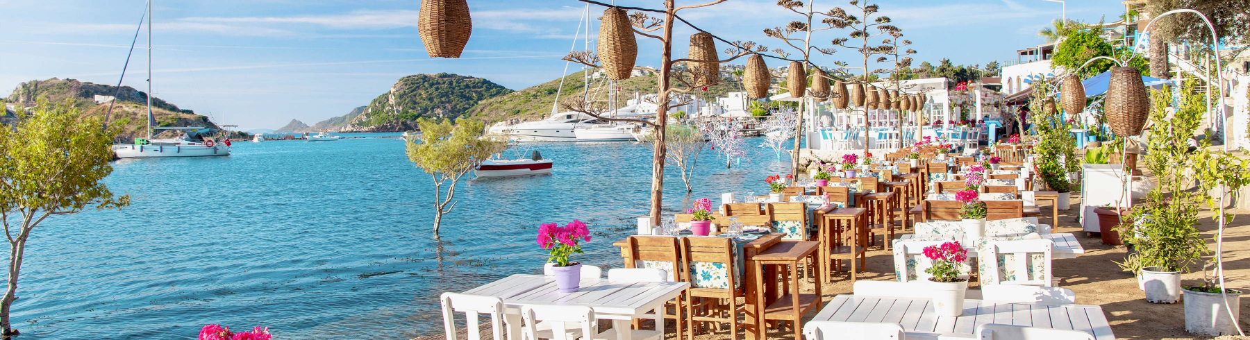 Vue sur le café en bord de mer